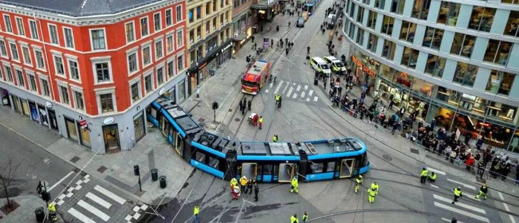 Raydan çıkan tramvay Apple Store'a girdi! Film sahnelerini aratmayan kareler 18